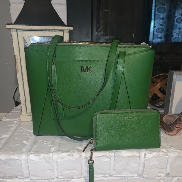 ❌❌SOLD❌❌ Michael Kors Maddie Bag - Picture 1 of 6